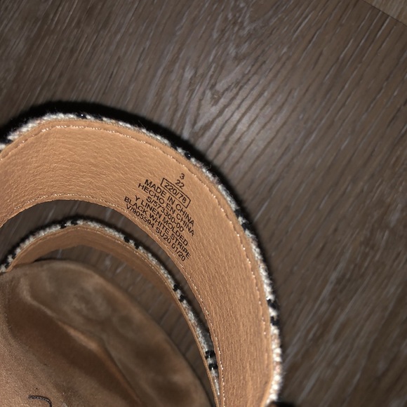 Old Navy Sandals - Picture 4 of 5